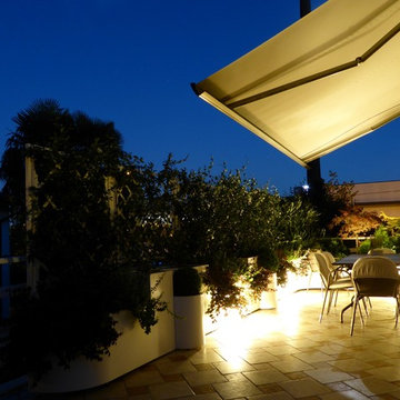 Terrazzo con fioriere in acciaio inox e pannelli per grigliati