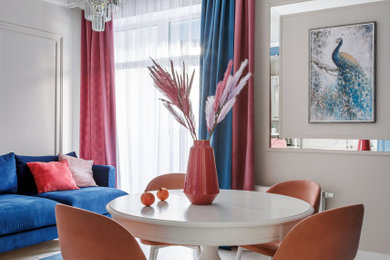Идея дизайна: гостиная комната в стиле модернизм с бежевыми стенами, полом из ламината и белым полом
