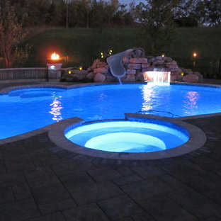 デトロイトのオーダーメイドトランジショナルスタイルのおしゃれなプール (レンガ敷き) の写真