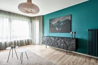 Mittelgroßes, Fernseherloses, Abgetrenntes Rustikales Wohnzimmer mit grüner Wandfarbe, Laminat und braunem Boden in Hamburg