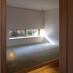 Idées déco pour une chambre parentale asiatique avec un mur blanc et un sol de tatami.