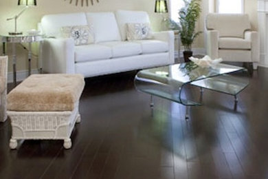 Example of a family room design in Toronto