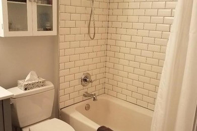 Bathroom - contemporary bathroom idea in St Louis