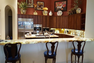 Bild på ett mellanstort eklektiskt kök, med en rustik diskho, släta luckor, skåp i mörkt trä, gult stänkskydd, stänkskydd i sten, rostfria vitvaror, en köksö, marmorbänkskiva, mellanmörkt trägolv och brunt golv