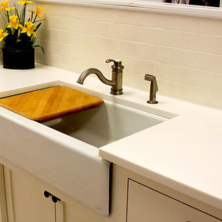 Inspiration för mellanstora klassiska kök, med en undermonterad diskho, luckor med upphöjd panel, vita skåp, granitbänkskiva, beige stänkskydd, stänkskydd i stenkakel, vita vitvaror, mellanmörkt trägolv och en köksö