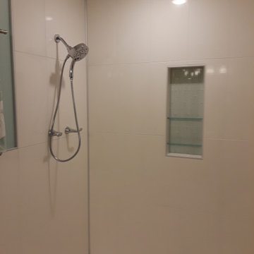 Green Bath Shower with niche
