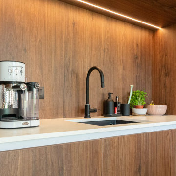 Élégante cuisine contemporaine : façades blanches et touches de noyer