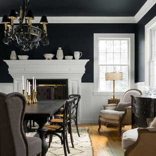 ニューヨークのトラディショナルスタイルのおしゃれなダイニング (無垢フローリング、茶色い床、黒い壁) の写真