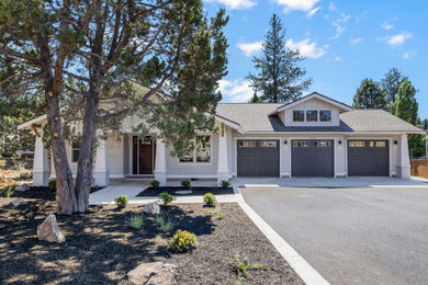 Example of an arts and crafts exterior home design