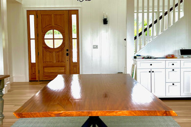 他の地域にある高級な広いトランジショナルスタイルのおしゃれなダイニングキッチン (白い壁、淡色無垢フローリング、茶色い床、格子天井) の写真