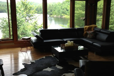 Example of a transitional living room design in Toronto