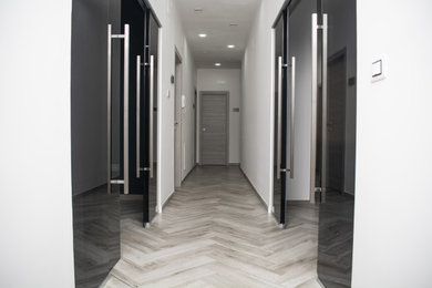 Modelo de recibidores y pasillos contemporáneos grandes con paredes grises, suelo de baldosas de porcelana y suelo gris