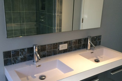 Example of a minimalist bathroom design in Other