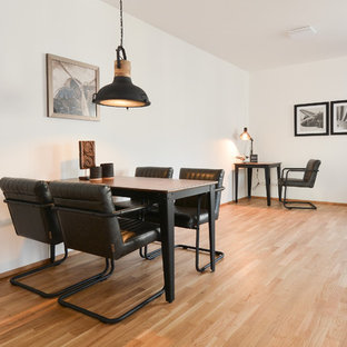 エッセンの中サイズのコンテンポラリースタイルのLDKの画像 (白い壁、無垢フローリング、暖炉なし)