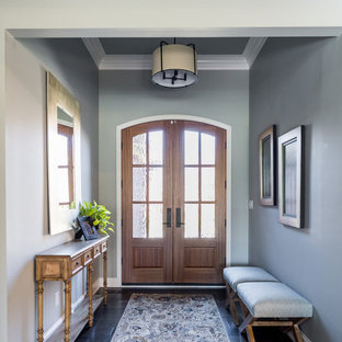 Idee per un ingresso o corridoio contemporaneo di medie dimensioni con pareti multicolore e parquet scuro