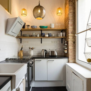 Offene, Kleine Nordische Küche in L-Form mit Landhausspüle, Küchengeräten aus Edelstahl, Zementfliesen und grauem Boden in Berlin