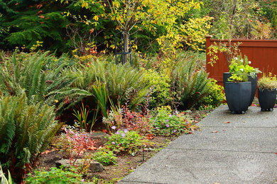 Inspiration for a mid-sized arts and crafts side yard full sun driveway in Seattle.