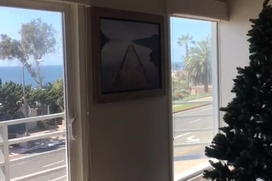 Minimalist family room photo in Los Angeles