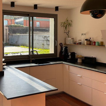 Cuisine moderne blanche et granite noir