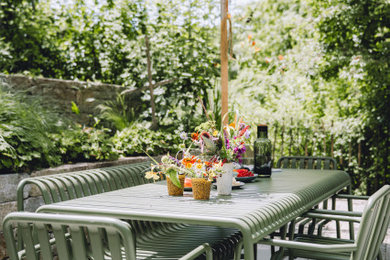 Mittelgroßer Moderner Patio mit Natursteinplatten in Sonstige