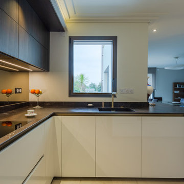 Création d'une cuisine chic dans une maison contemporaine aux finitions soignées
