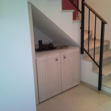 BAJO ESCALERAS