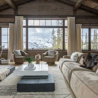 Modelo de salón rústico con paredes marrones, suelo de madera clara y suelo beige