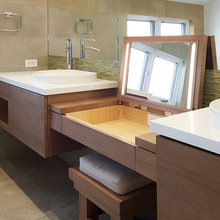Coiffeuse dans la salle de bain