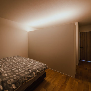 間接照明で落ち着きのある寝室