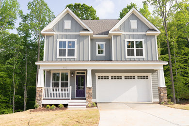 Design ideas for a mid-sized arts and crafts home design in Raleigh.