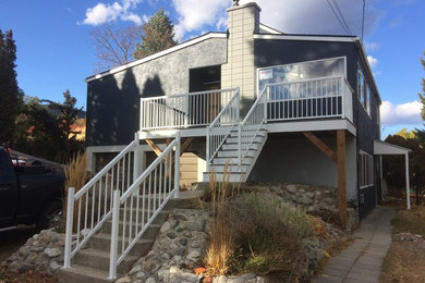 Example of a small classic deck design in Vancouver