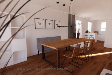 Offenes Skandinavisches Wohnzimmer mit weißer Wandfarbe, dunklem Holzboden und TV-Wand in Frankfurt am Main