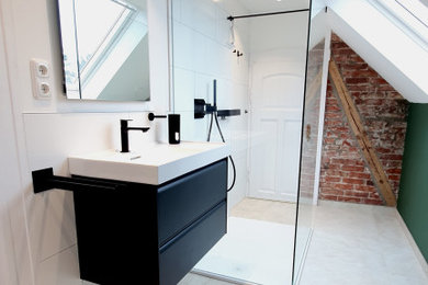 Kleines Landhaus Langes und schmales Badezimmer En Suite mit flächenbündigen Schrankfronten, schwarzen Schränken, bodengleicher Dusche, Wandtoilette mit Spülkasten, weißen Fliesen, Keramikfliesen, grüner Wandfarbe, Keramikboden, integriertem Waschbecken, beigem Boden, offener Dusche, Einzelwaschbecken, schwebendem Waschtisch, freigelegten Dachbalken und Ziegelwänden in Hannover