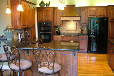 Example of a classic kitchen design in Kansas City
