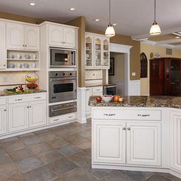 Charming Winter White with Golden Granite Countertop