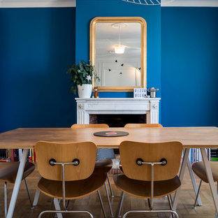 グルノーブルの広いコンテンポラリースタイルのLDKの画像 (無垢フローリング、標準型暖炉、石材の暖炉まわり、青い壁、茶色い床)