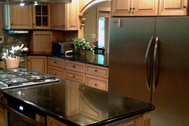 Example of a classic kitchen design in Philadelphia