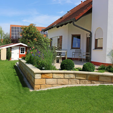 Eine Gartenanlage mit Sandstein und Travertin