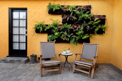 Esempio di un giardino formale etnico in ombra di medie dimensioni e dietro casa in estate con pavimentazioni in mattoni e recinzione in legno