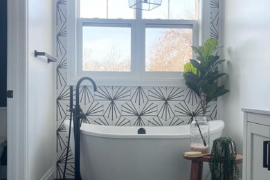 Example of a farmhouse bathroom design in Toronto