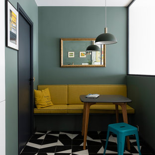 Kleines Modernes Esszimmer mit Porzellan-Bodenfliesen, buntem Boden und grüner Wandfarbe in Paris