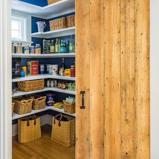 Mittelgroße Country Küche in L-Form mit Vorratsschrank, offenen Schränken, weißen Schränken, braunem Holzboden und braunem Boden in Boston