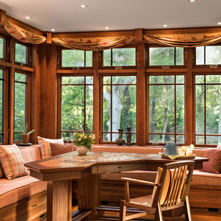 Rustikales Esszimmer mit braunem Holzboden und orangem Boden in Boston