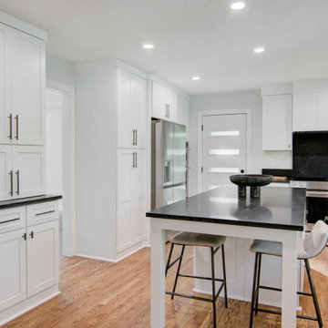 Colonial Modern Residence - Kansas City, Kansas