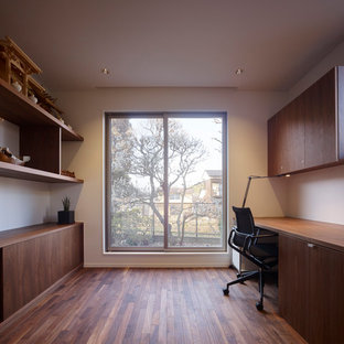 東京23区のモダンスタイルのおしゃれなホームオフィス・仕事部屋 (白い壁、濃色無垢フローリング、造り付け机、茶色い床) の写真
