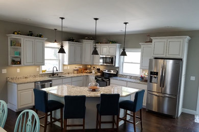 Kitchen - traditional kitchen idea in St Louis