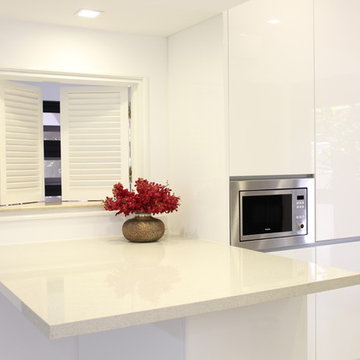 Fabulous LKitchen with Island in a Big House!