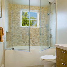 Frameless glass enclosure for tub