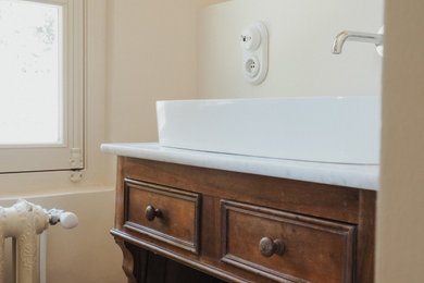 Inspiration pour une petite salle d'eau vintage en bois brun avec un mur beige, un sol en bois brun, un lavabo posé, un plan de toilette en marbre, un plan de toilette gris et meuble simple vasque.