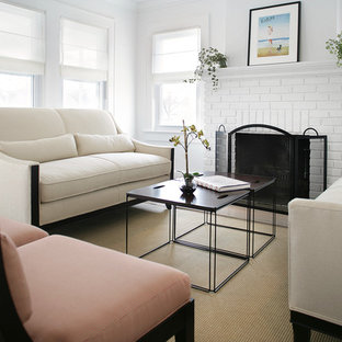 Ispirazione per un piccolo soggiorno costiero aperto con pareti bianche, sala formale, camino classico, cornice del camino in mattoni, nessuna TV, parquet scuro e pavimento marrone